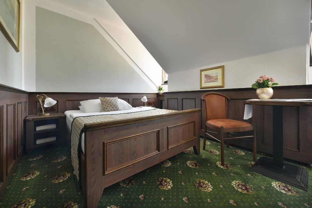 Hotel Podhrad Глубока-над-Влтавой Экстерьер фото