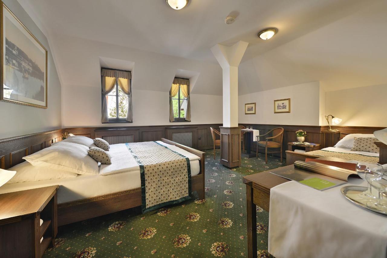 Hotel Podhrad Глубока-над-Влтавой Экстерьер фото