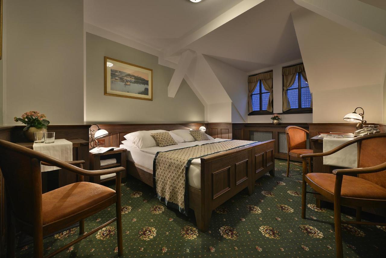 Hotel Podhrad Глубока-над-Влтавой Экстерьер фото