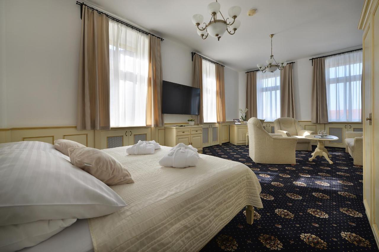 Hotel Podhrad Глубока-над-Влтавой Экстерьер фото