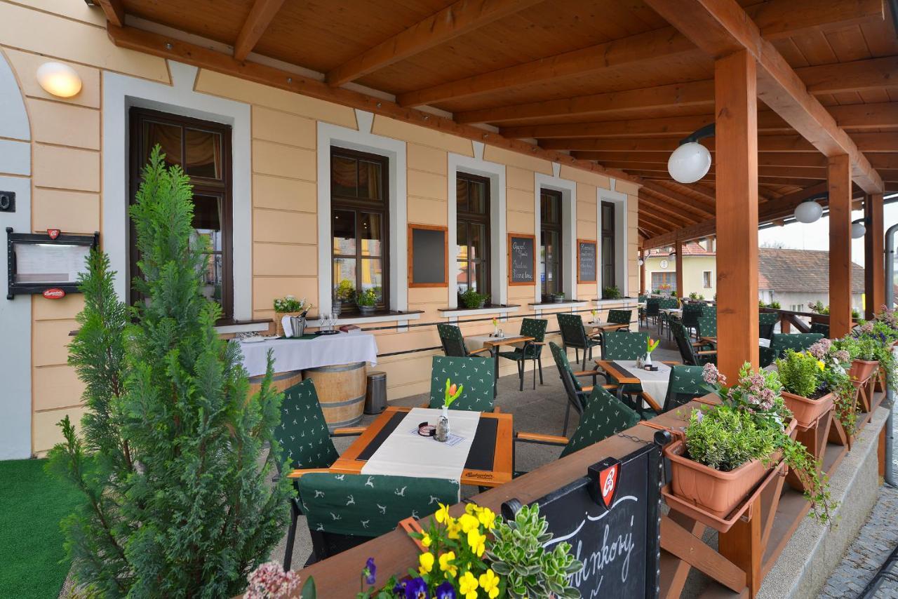 Hotel Podhrad Глубока-над-Влтавой Экстерьер фото