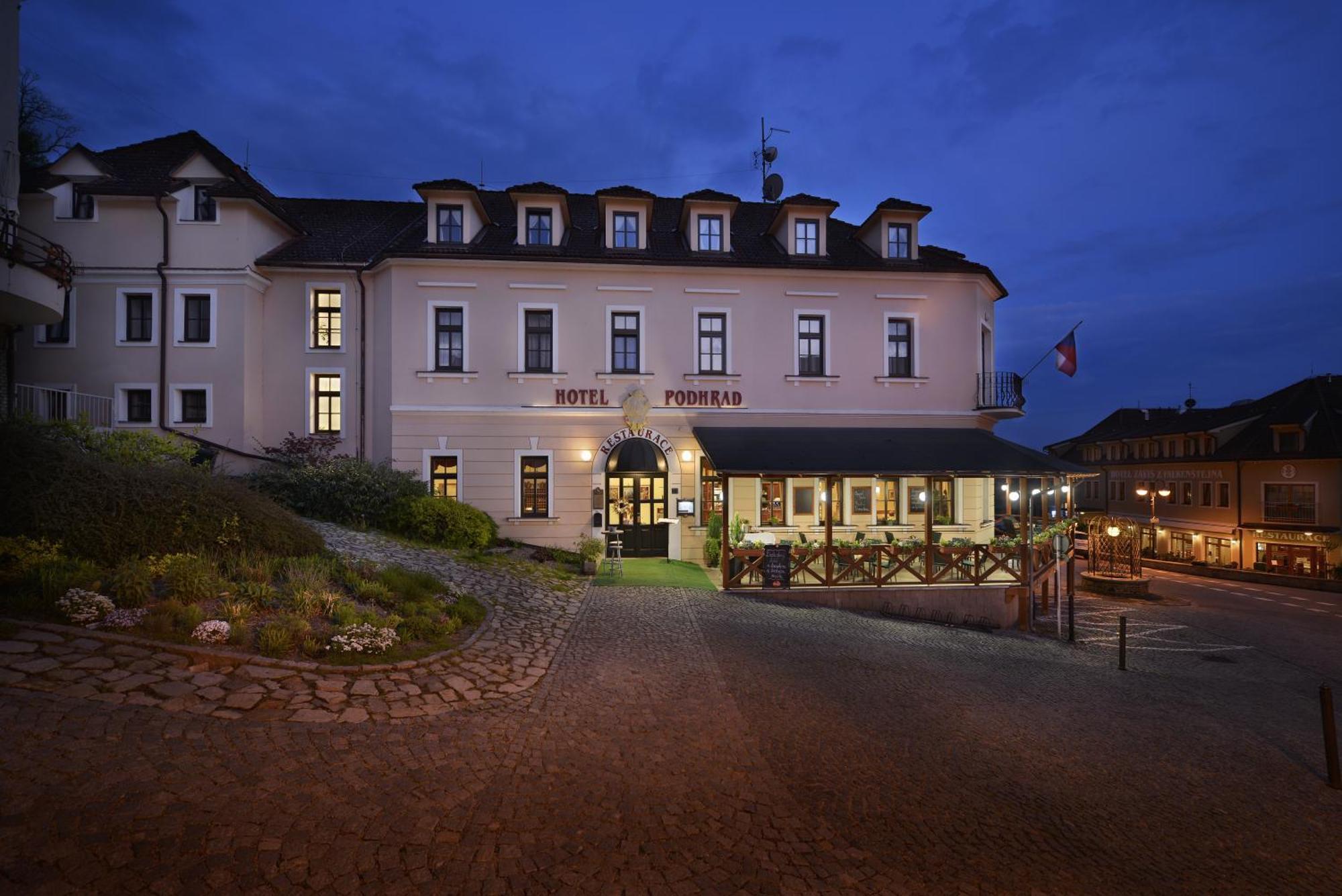 Hotel Podhrad Глубока-над-Влтавой Экстерьер фото