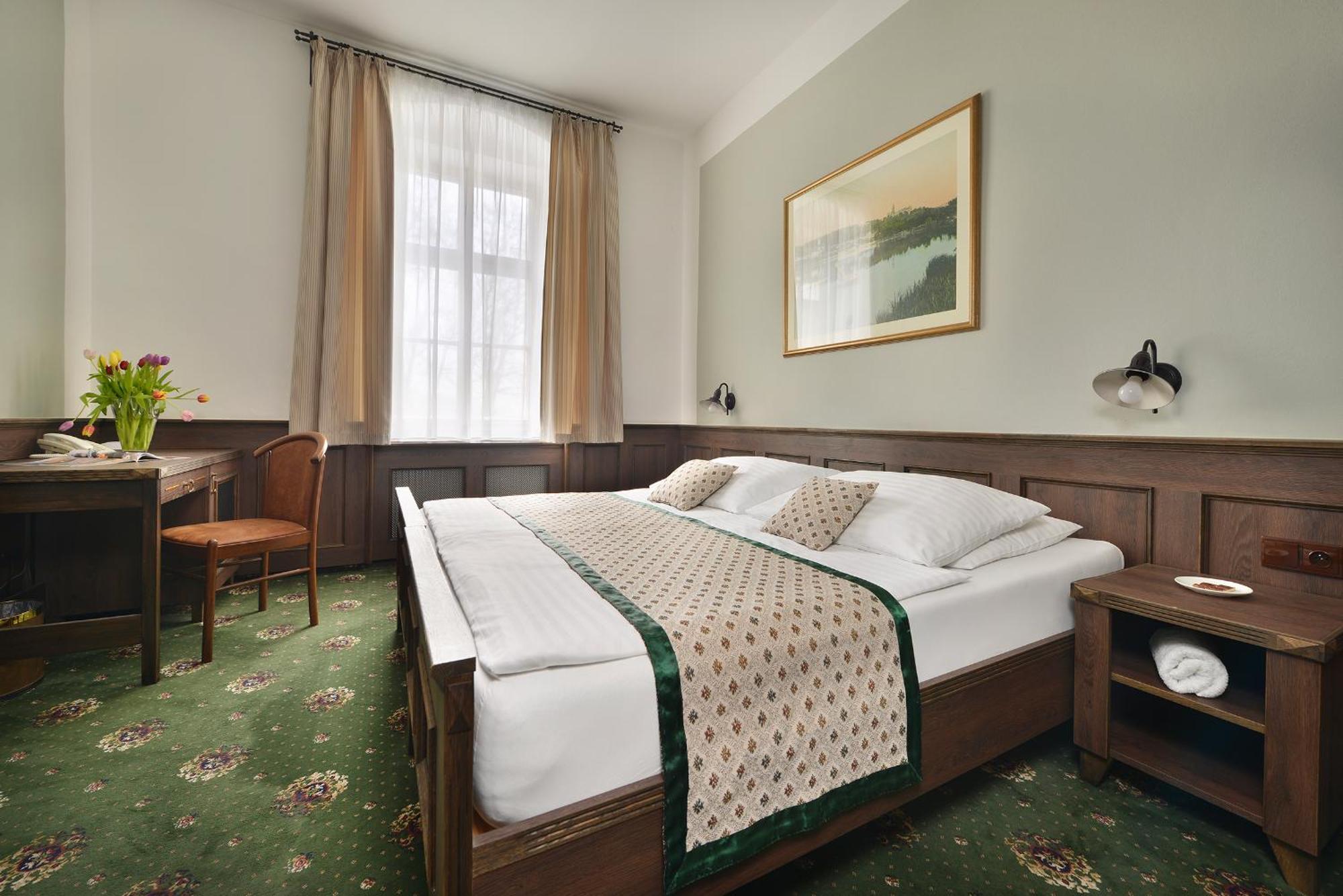 Hotel Podhrad Глубока-над-Влтавой Экстерьер фото