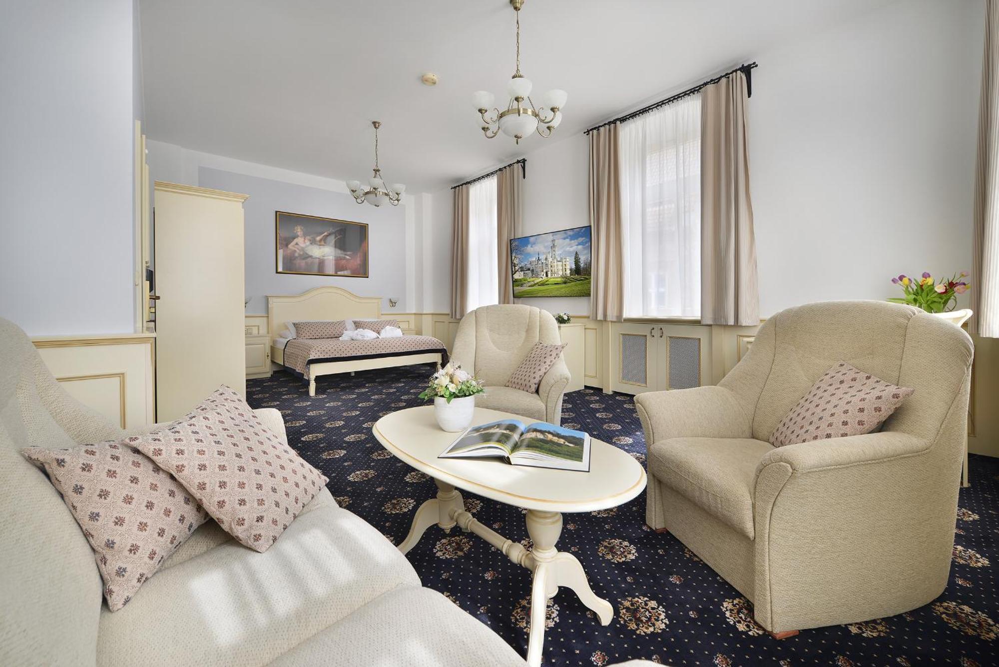 Hotel Podhrad Глубока-над-Влтавой Экстерьер фото