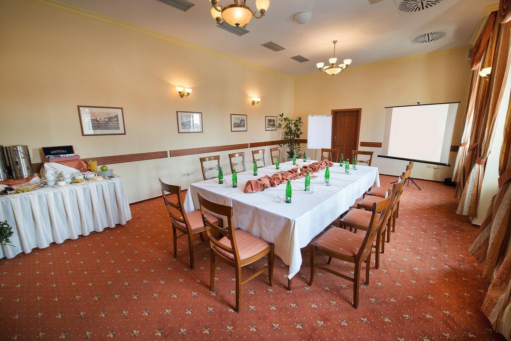 Hotel Podhrad Глубока-над-Влтавой Экстерьер фото